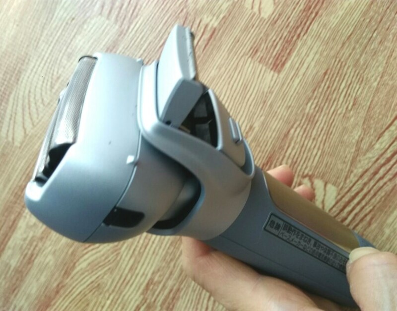 髭が長い人は、ワンタッチで適した状態に変え、刃先を直角に当てながら剃ることができます