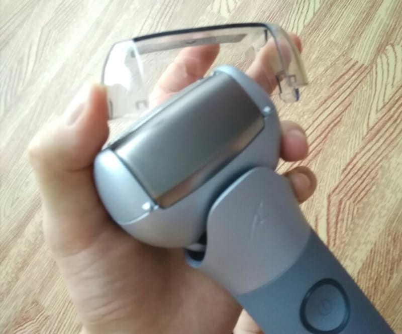 髭剃りの際はキャップを外し使用しますが、スキンケアのみの場合はキャップをつけたままでOKです