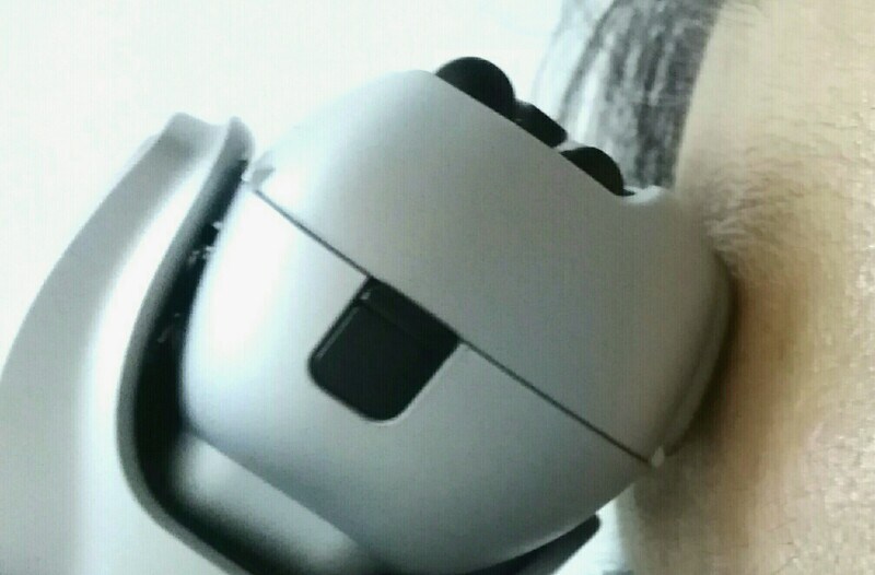 肌にイオンプレートの正面を当てて動かしていきます