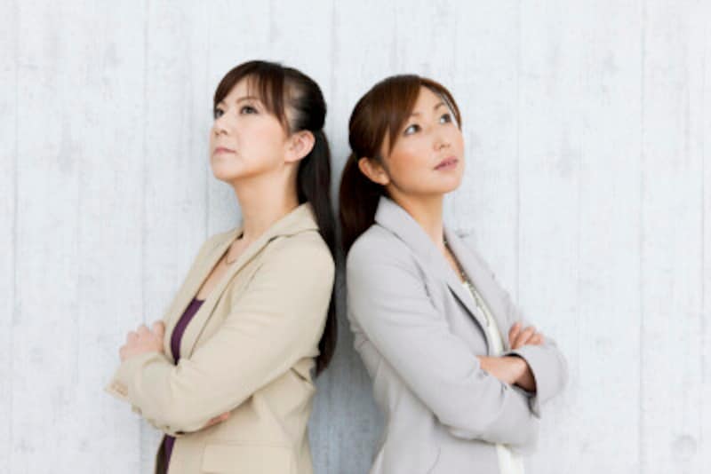 背中合わせの女性二人