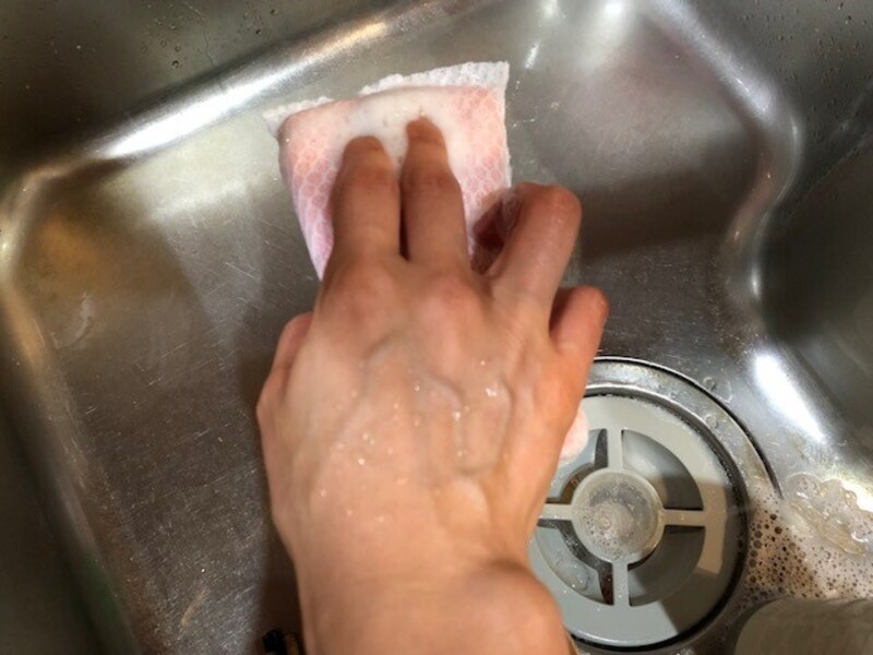 スポンジを持ちながら押す