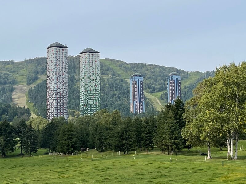 左手前2棟が「トマム ザ・タワー」、右奥2棟が「リゾナーレトマム」