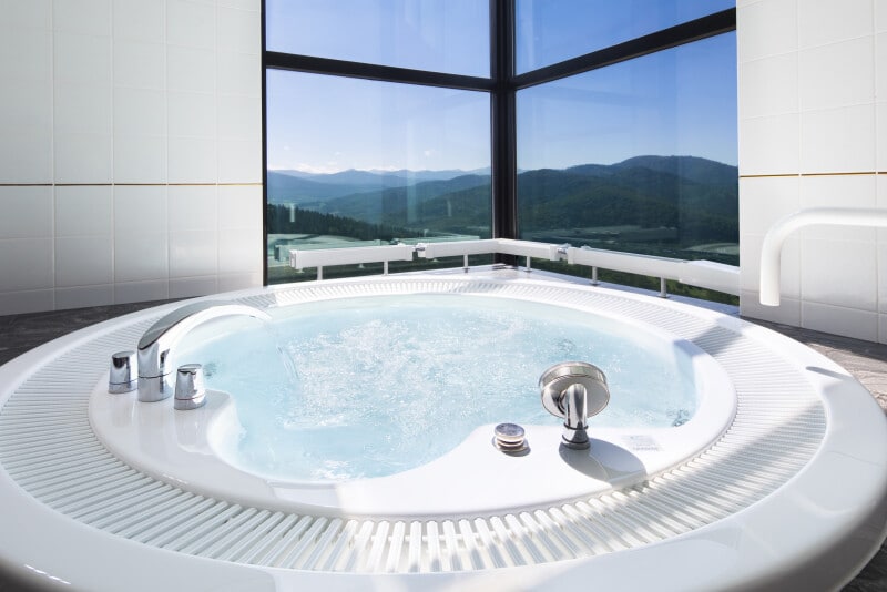 「リゾナーレトマム」客室の展望ジェットバス(提供：星野リゾート)