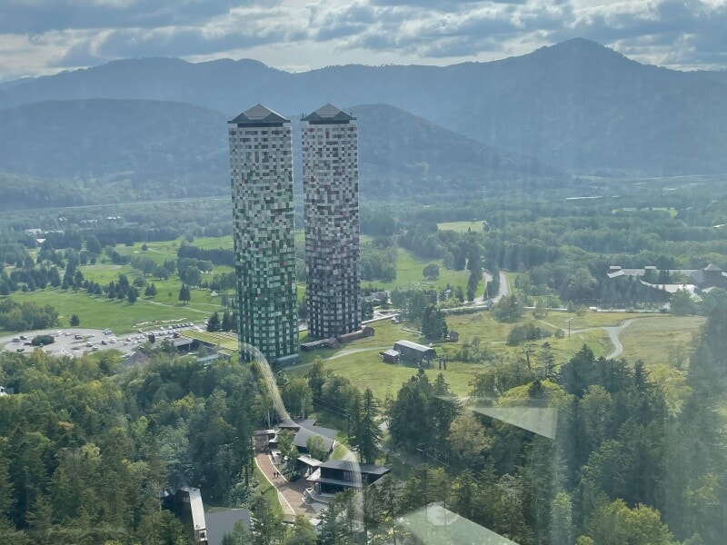 「リゾナーレトマム」客室からの眺望。東京ドーム213個分という広大な「星野リゾート トマム」の敷地やトマム山を見渡せる