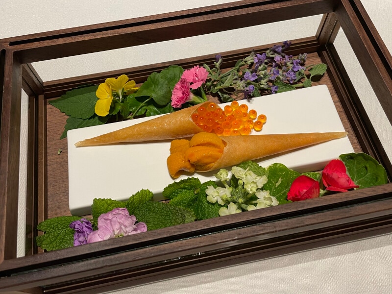 「OTTO SETTE TOMAMU」料理の1例。ウニとイクラの2つのコルノ