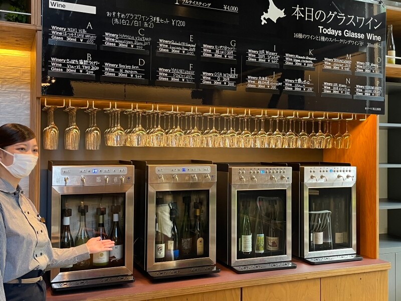 「TOMAMU Wine House」では、北海道のナチュラルワインを中心に好みのワインを少量から試飲できます