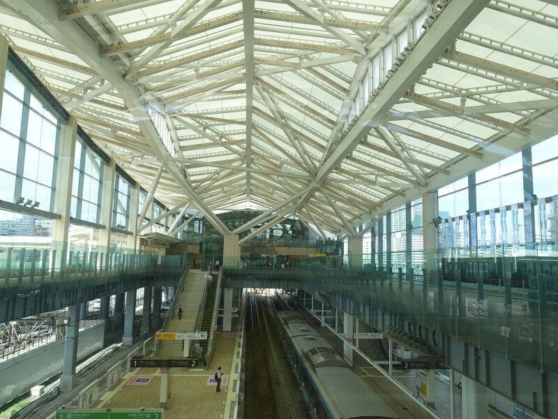 天井はよく見ると鉄骨と木材でできています。