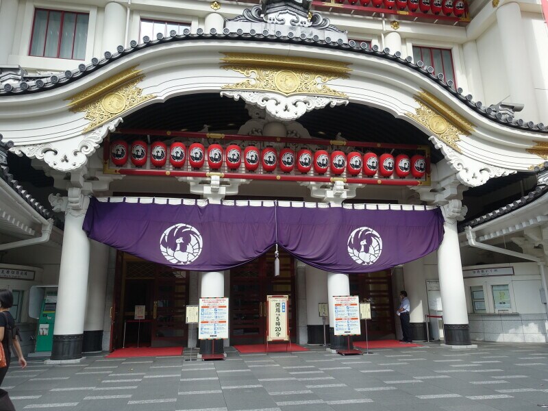歌舞伎座の前を通ると昔と変わらぬエントランスがあります。