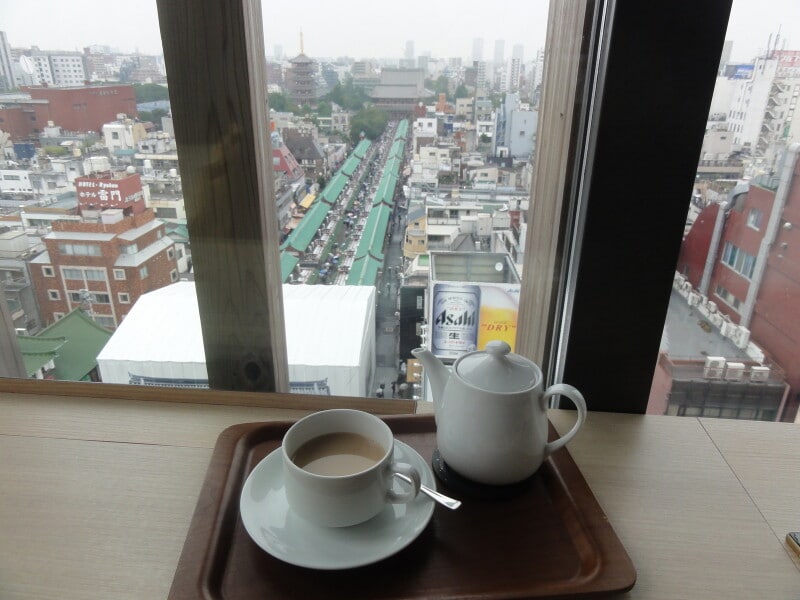浅草寺や仲見世を上から見ながら紅茶をいただきました。
