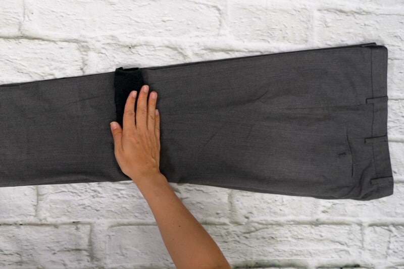 ズボンは折る所に丸めたハンドタオルをはさめば、気になる折り目がつかずきれいに収納できます。