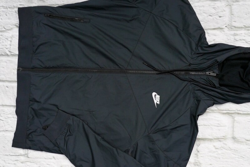 フードつきトレーナーやウィンドブレーカーは畳んで丸めてフードに入れれば、引き出し対応の四角にも携帯便利な筒型にも！