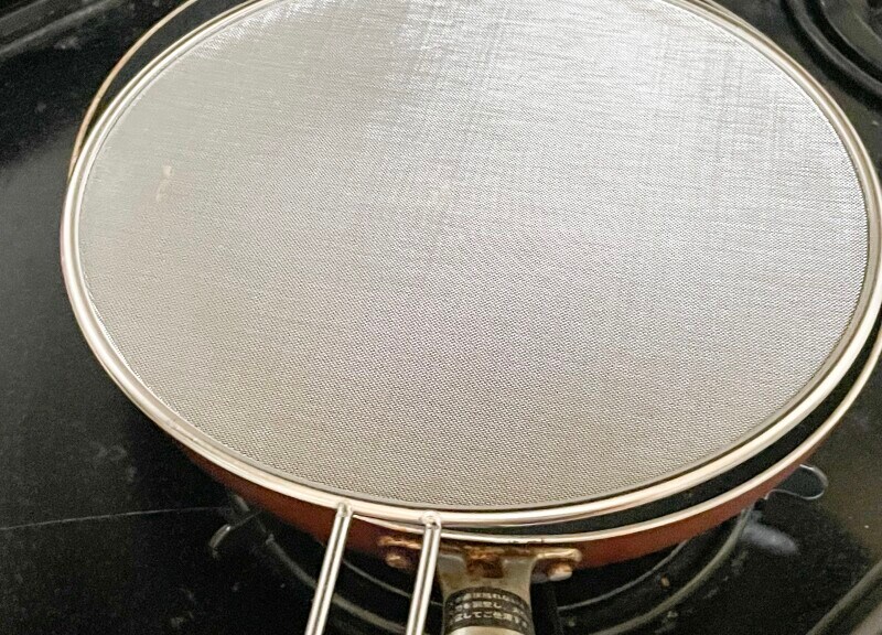 スリーコインズ 手持ち付き油跳ね防止ネット 使用例