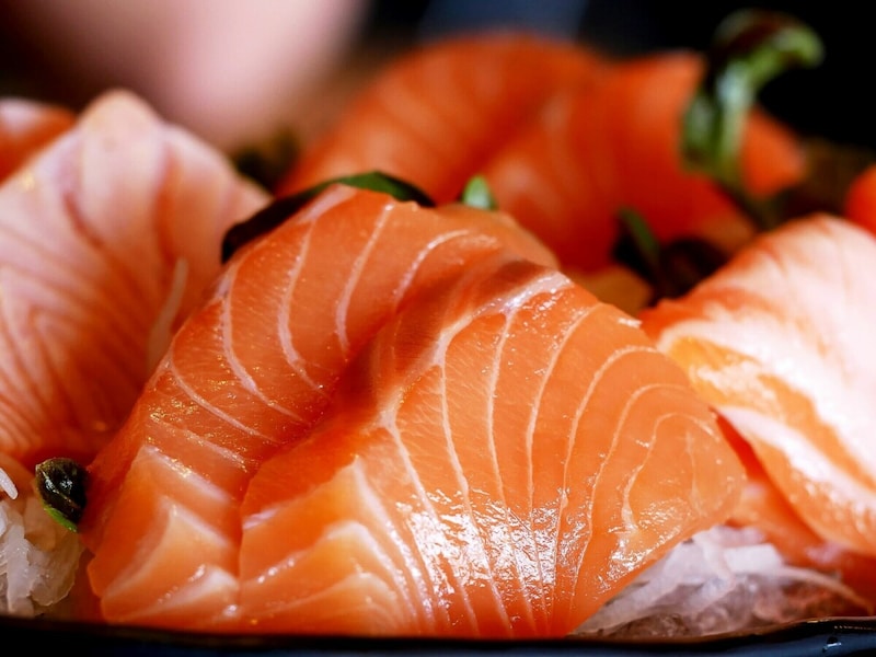 鮭とサーモンの違い…要加熱・生食可との違いと考えるのは危険？