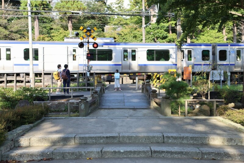 円覚寺の参道を横切る横須賀線