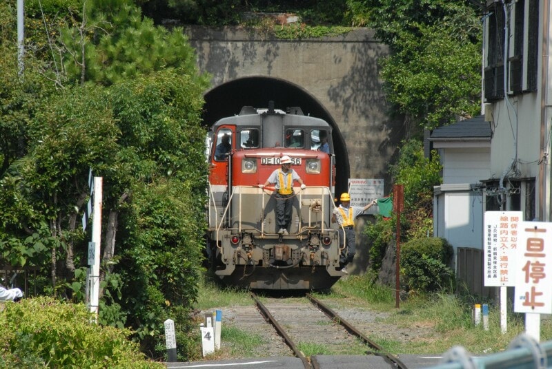 専用線を走るディーゼル機関車