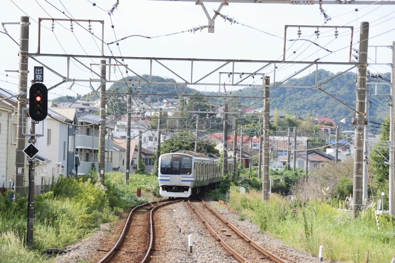 衣笠駅を発車して単線区間に入る電車
