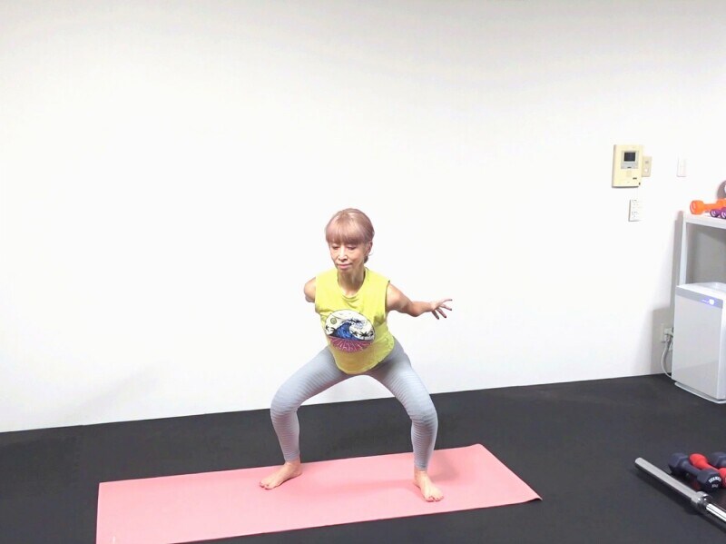 脂肪撃退エクサ2：吐く息と共に腰を深く下げスクワット　両手は後ろに押し出し二の腕刺激