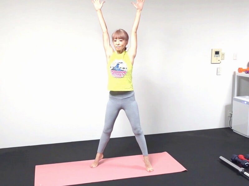 脂肪撃退エクサ3：吸う息と共に膝を伸ばし両手を上に伸ばし、踵を床から離しつま先立ち