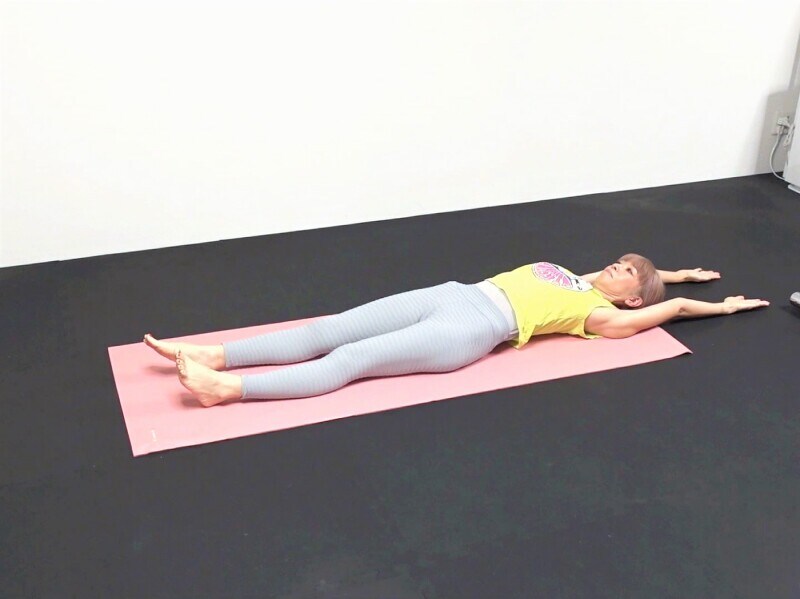 脂肪撃退エクサ4：床に仰向けになり両手、両足を伸ばします