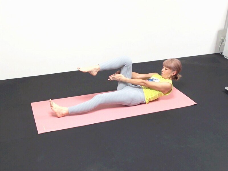 脂肪撃退エクサ5：吐く息と共に上体を起こして曲げた右膝の下で両手をタッチします