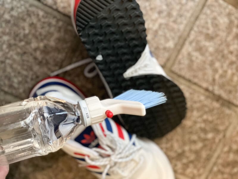 靴洗いにペットボトルブラシ