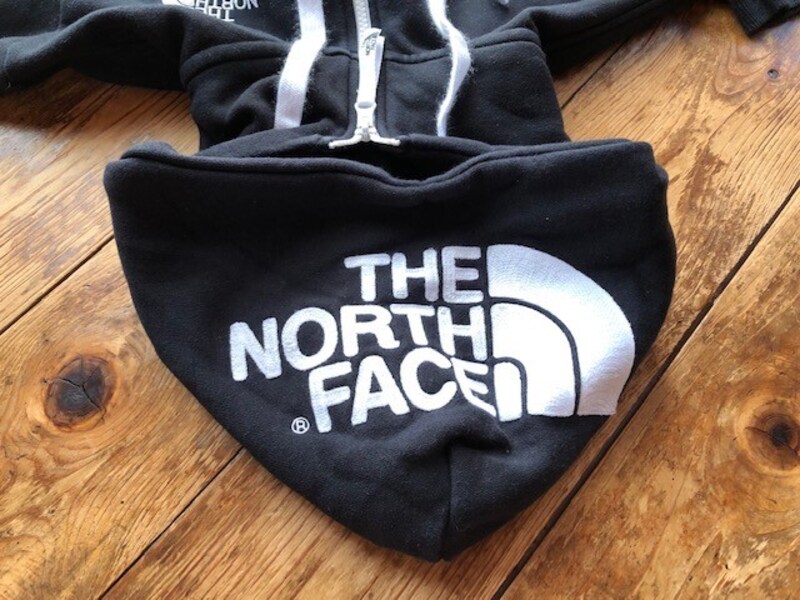 フードのロゴがかわいい！