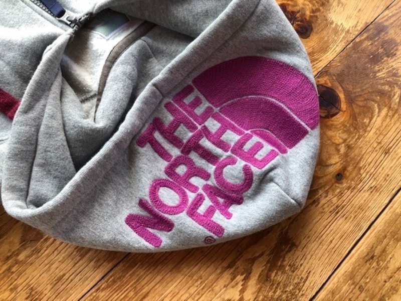 フードにロゴがあるのは同じ