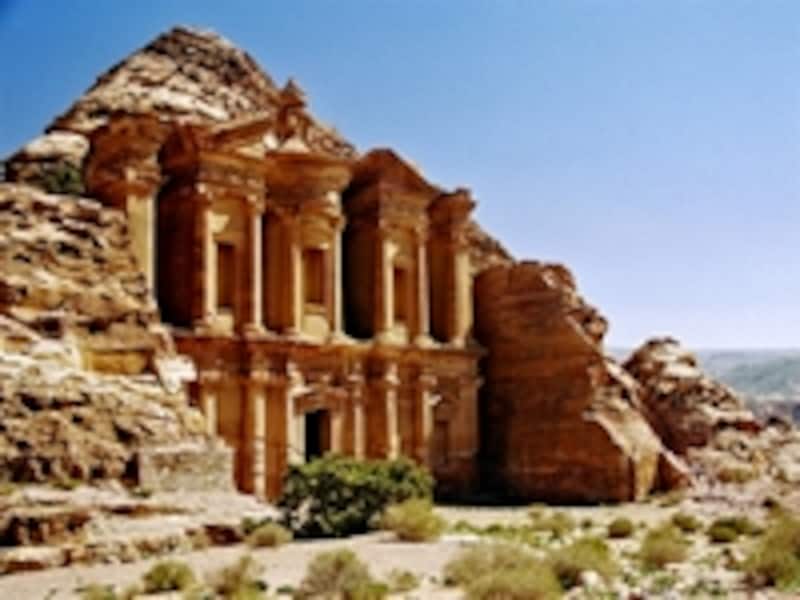 エド・ディル。4世紀の大地震で壊滅したペトラを再び西洋が発見したのは1812年。探検家ブルクハルドが伝説の都市の噂を聞きつけて到達した