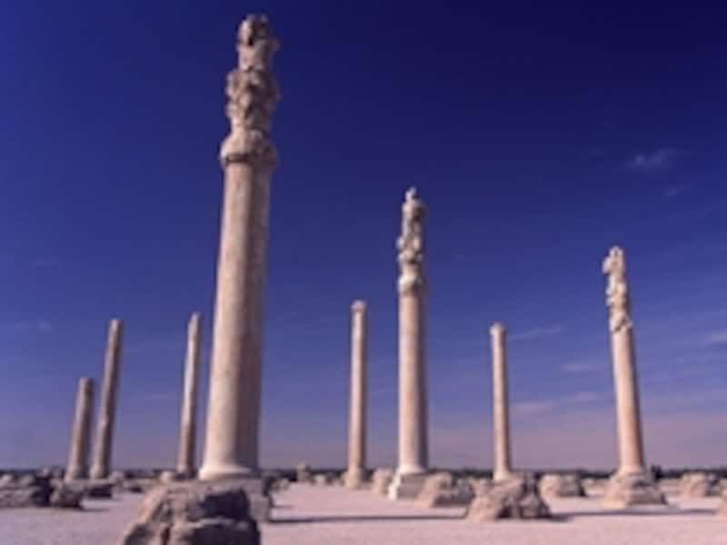 謁見の間アパダナの列柱。各国の王はここでアケメネス朝の王に謁見し、特産品を献上した　牧哲雄