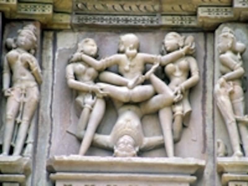 カンダーリヤ・マハーデーヴァ寺院のミトゥナ。ヒンドゥー神話を描いたレリーフや女神像アプサラと一緒に、様々なミトゥナが彫り込まれている