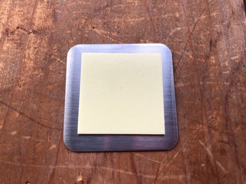 裏には粘着テープ