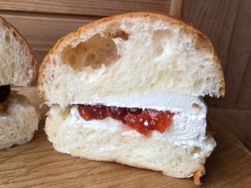 いちごジャムをサンド