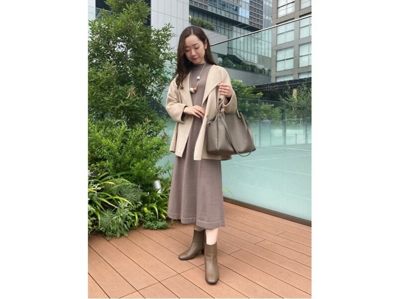 生地が薄手なのでロング丈のニットワンピース出も着やすいのが◎ 出典:StyleHint