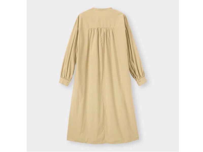 GU バンドカラーギャザーワンピース 2990円(税込)