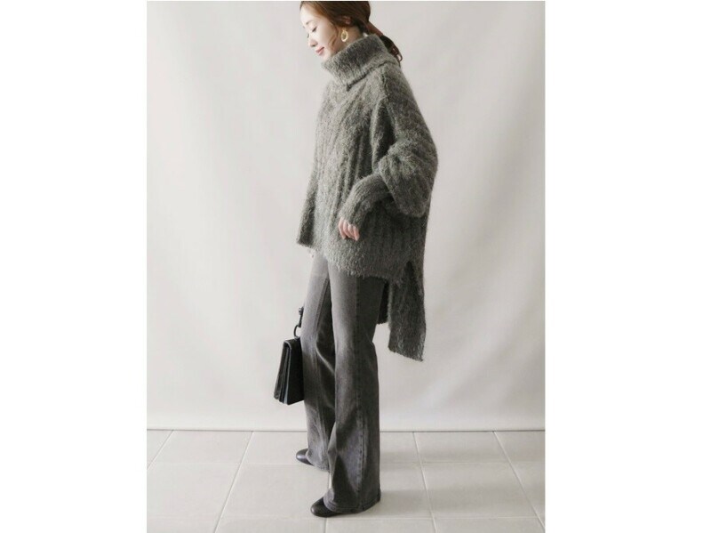 ブルー以外のデニムならカジュアル度も和らぎ大人仕様に見せやすい　出典：WEAR