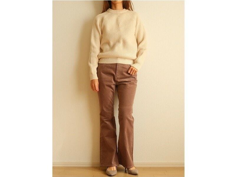 トップスにホワイトを合わせると、顔映りも明るい印象に