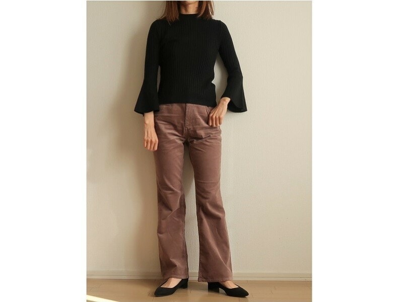 黒のトップスを合わせても重たくならず、大人にちょうどいいブラックコーデに