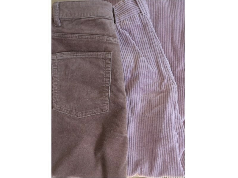 右の太畝のコーデュロイはカジュアルですが、左の細畝だとよりきれいめな印象に