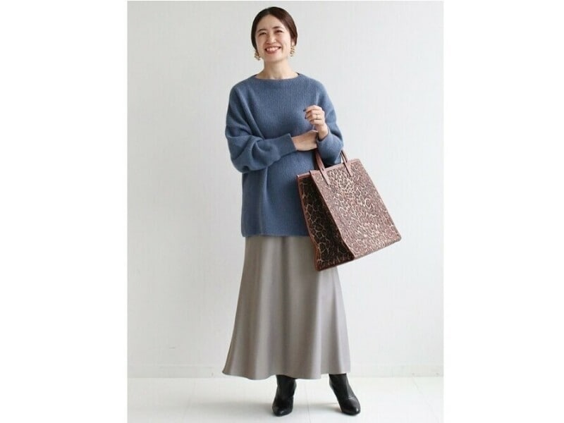 【OKコーデ】ニット＆サテンなど異素材の組み合わせはおしゃれ見えします　出典：WEAR