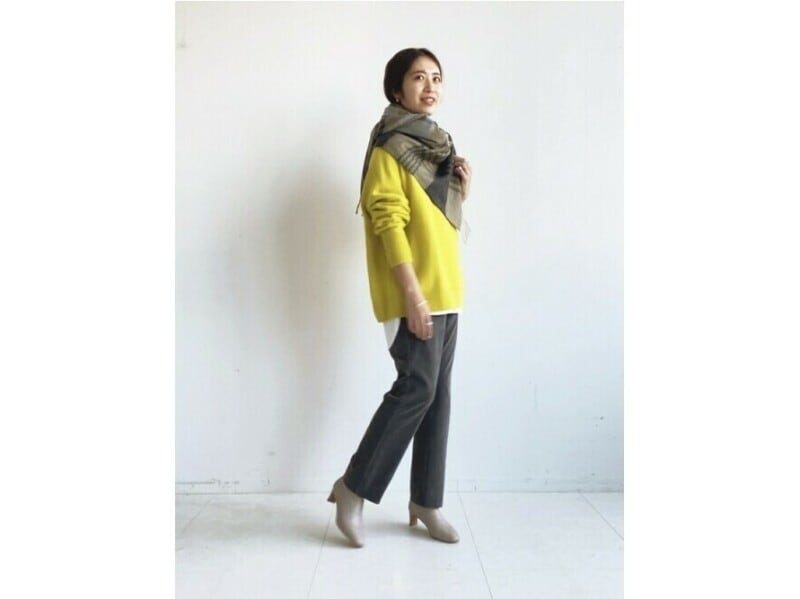 【OKコーデ】トレンドの派手色は元気に見せてくれる上、ストールを巻けば馴染ませやすいです　出典：WEAR