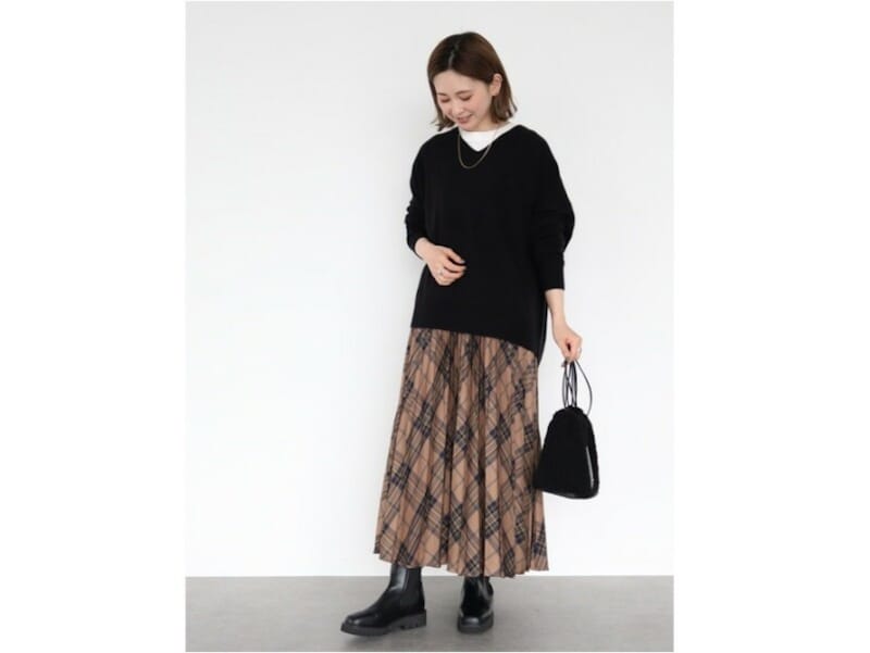 【OKコーデ】黒やグレーのゆったりニットは、小物などコーデでアクセントをプラス　出典：WEAR