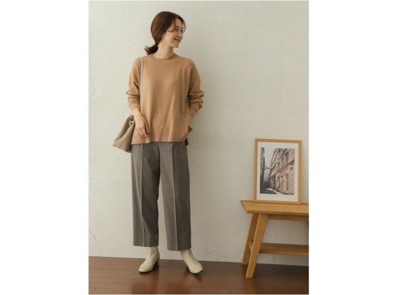 【OKコーデ】薄手のゆるニットは首元が詰まったクルーネックが安心です　出典：WEAR