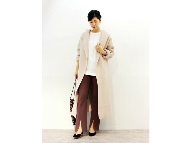 フェミニンにもカジュアルにも着られるニットガウンは便利 出典:WEAR