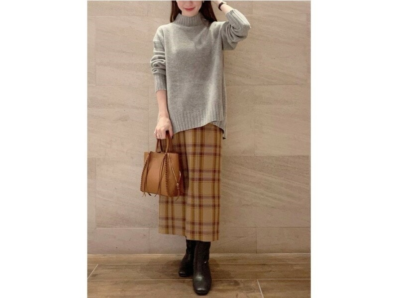 【OKコーデ】タイト寄りのスカートの時は特にゆったりトップスがおすすめ　出典：WEAR