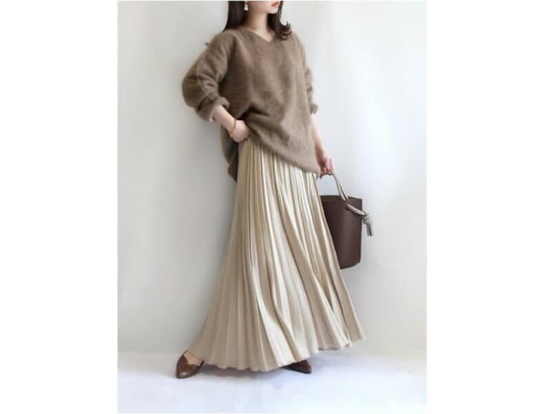 ふわふわニットとプリーツスカートはシックな色味で上品に　出典：WEAR