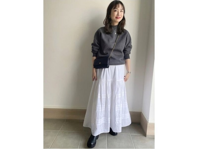 あたたかみのあるニットと白のロングスカートも合わせてこなれ見え　出典：WEAR