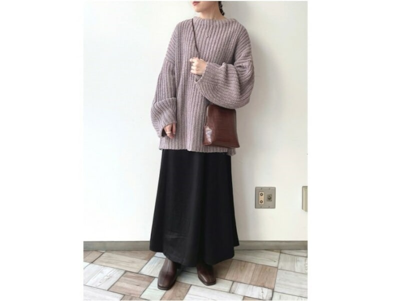 【OKコーデ】暗めの色使いの時こそ、小物などで統一感を大事に 出典:WEAR