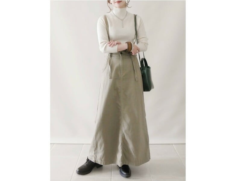 細いストラップのサロペットスカートは取り外しも可能でコーデの幅が広がります 出典:WEAR