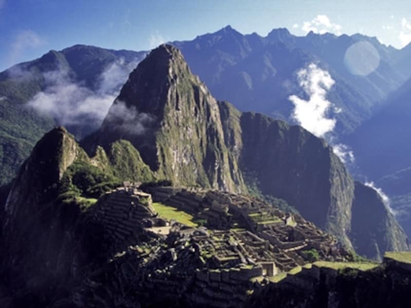 ペルーの世界遺産「マチュピチュの歴史保護区」。奥の山が「古い峰」を示すワイナピチュで、写真には見えないが手前が「新しい峰」マチュピチュになる。遺跡はふたつの峰の間にある　牧哲雄