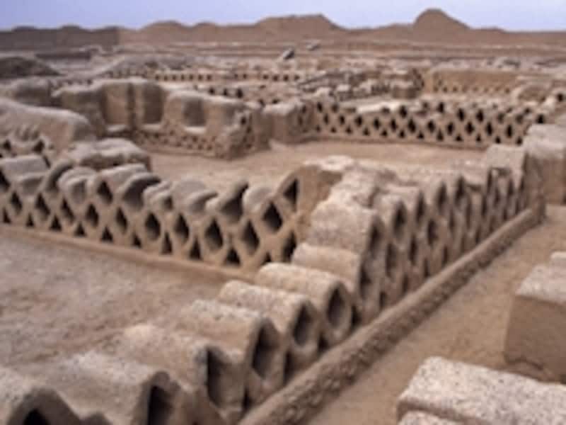 ペルーの世界遺産「チャンチャン遺跡地帯」。9~15世紀に栄えたチムー王国首都の遺構で、通気性を考えた網状の壁が特徴 牧哲雄